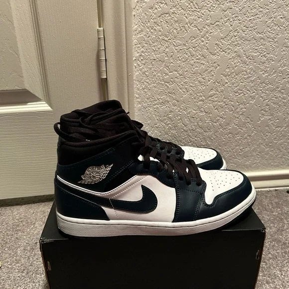Jordan 1 Midtop Armory Navy/ White - Picture 2 of 3